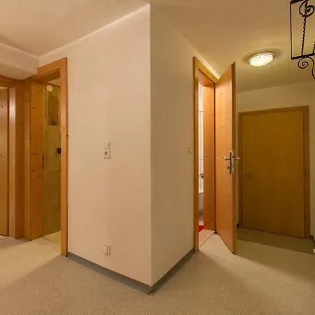 Haus Dorfschmied Guest house Flirsch
